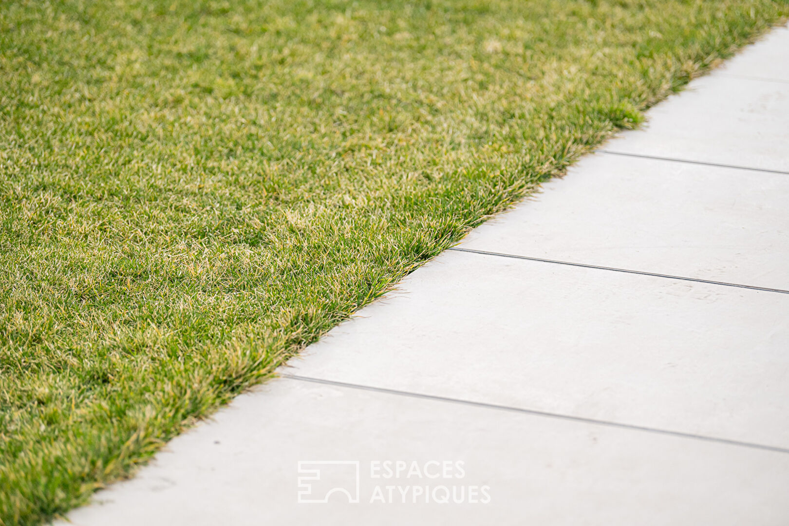 Contemporary flat-roofed house with swimming pool and garage