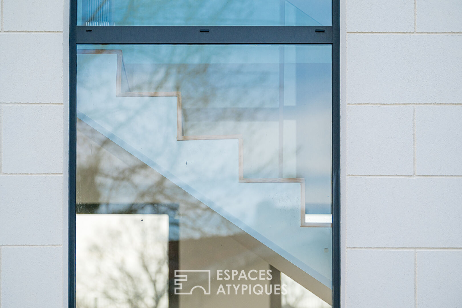 Contemporary flat-roofed house with swimming pool and garage