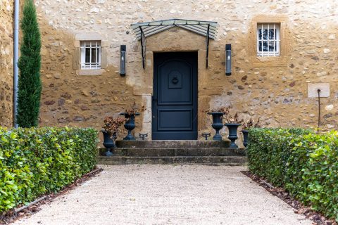 Ancien prieuré rénové sur jardin paysager avec vue dégagée sur les sommets du Vercors