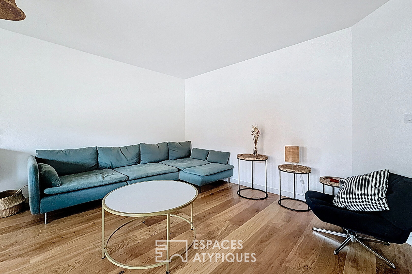 Renovated apartment with a wraparound balcony