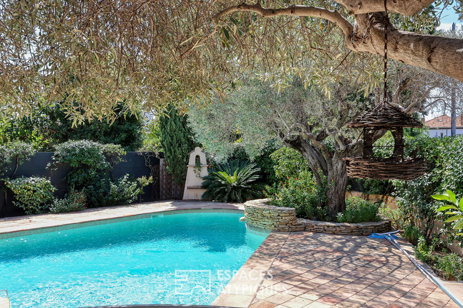 Bastide close to shops and its superb swimming pool