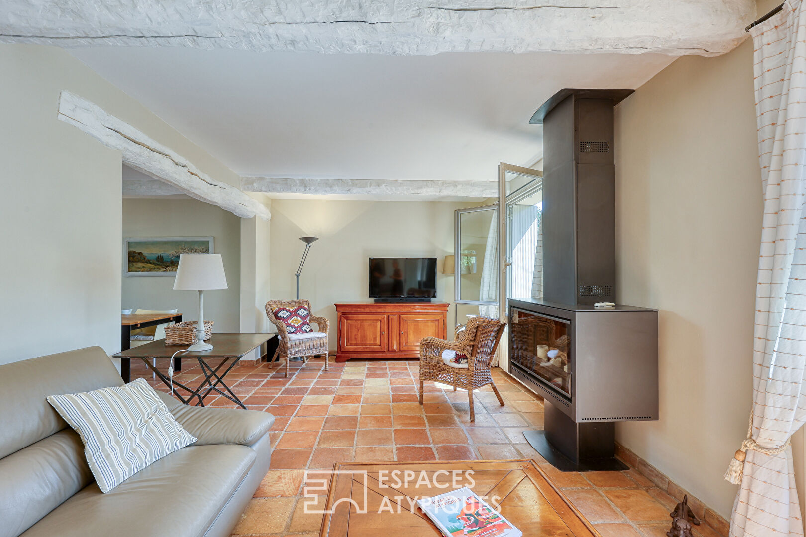 Bastide close to shops and its superb swimming pool