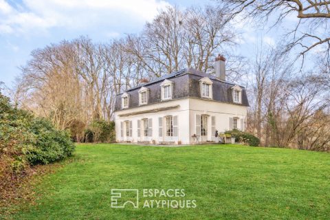 Maison de style Mansart dans un parc arboré