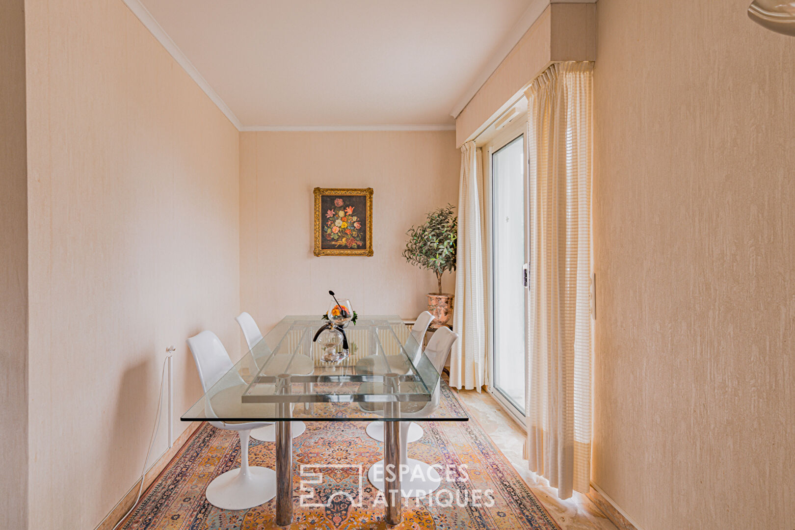 Apartment with balcony and basin view