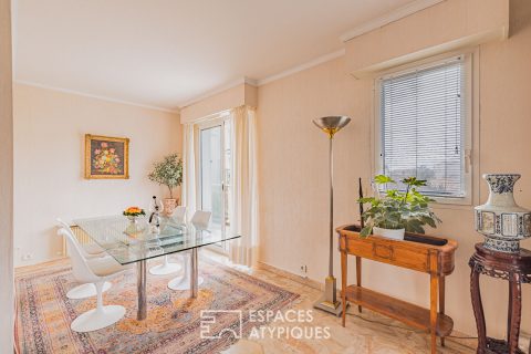 Apartment with balcony and basin view