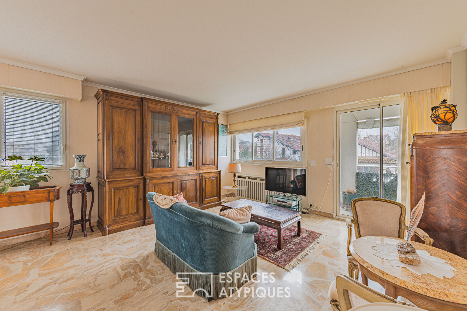 Apartment with balcony and basin view