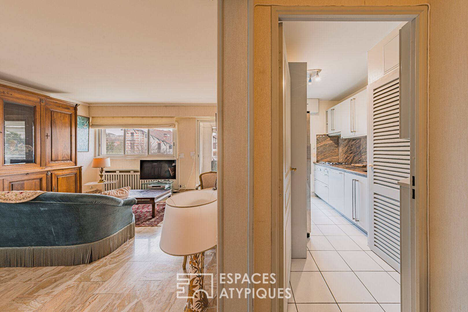 Apartment with balcony and basin view