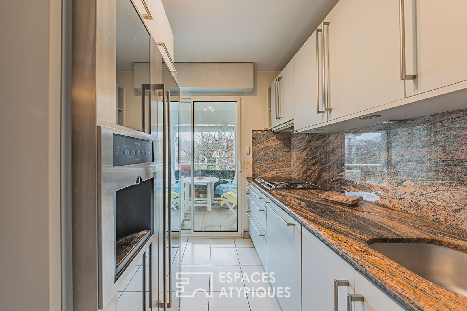 Apartment with balcony and basin view