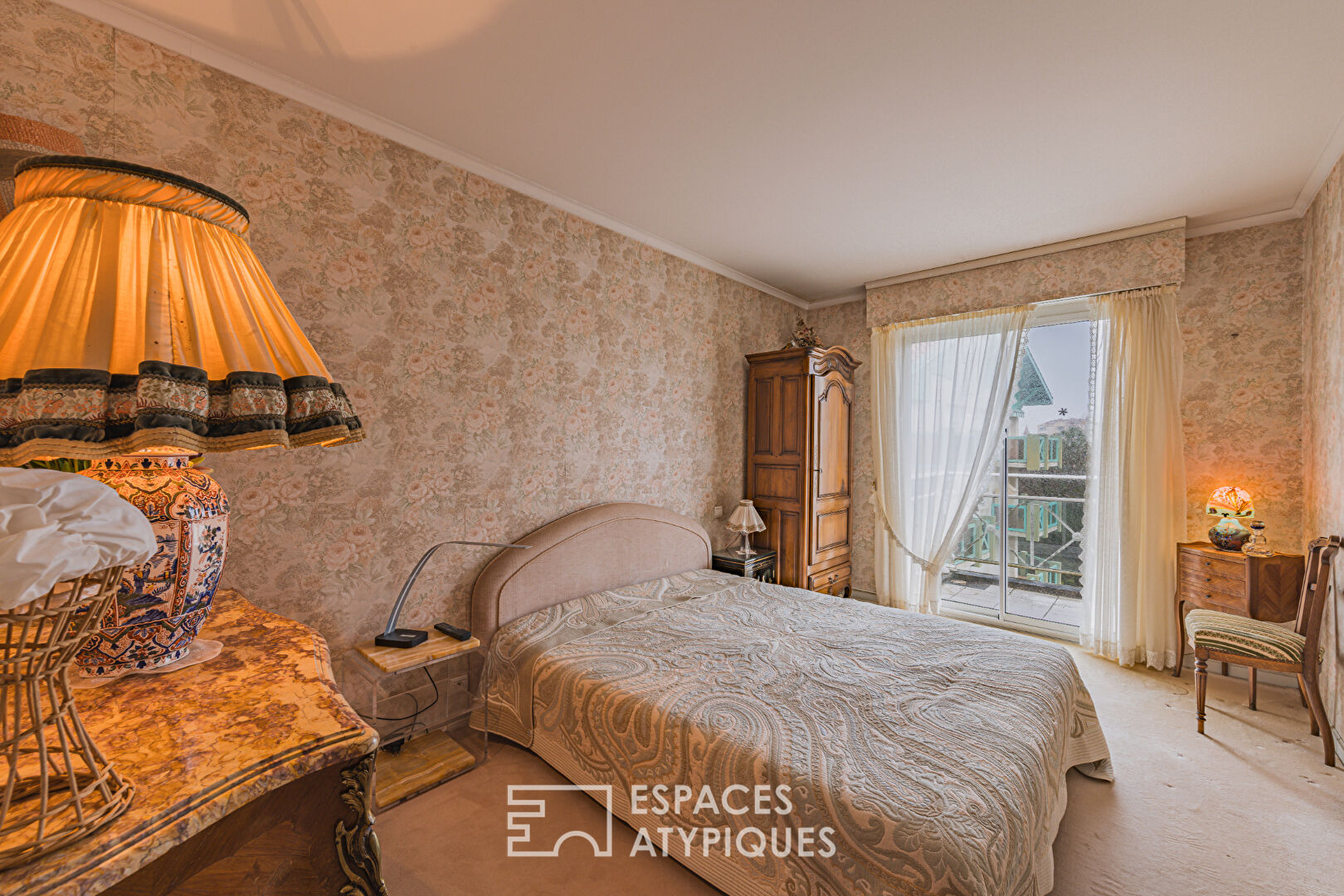 Apartment with balcony and basin view
