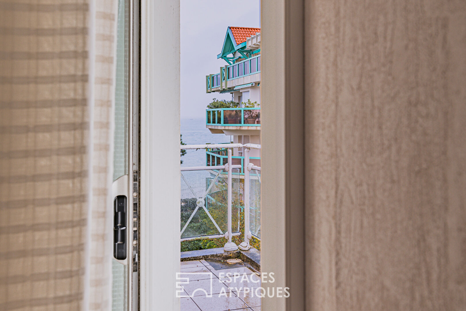Apartment with balcony and basin view