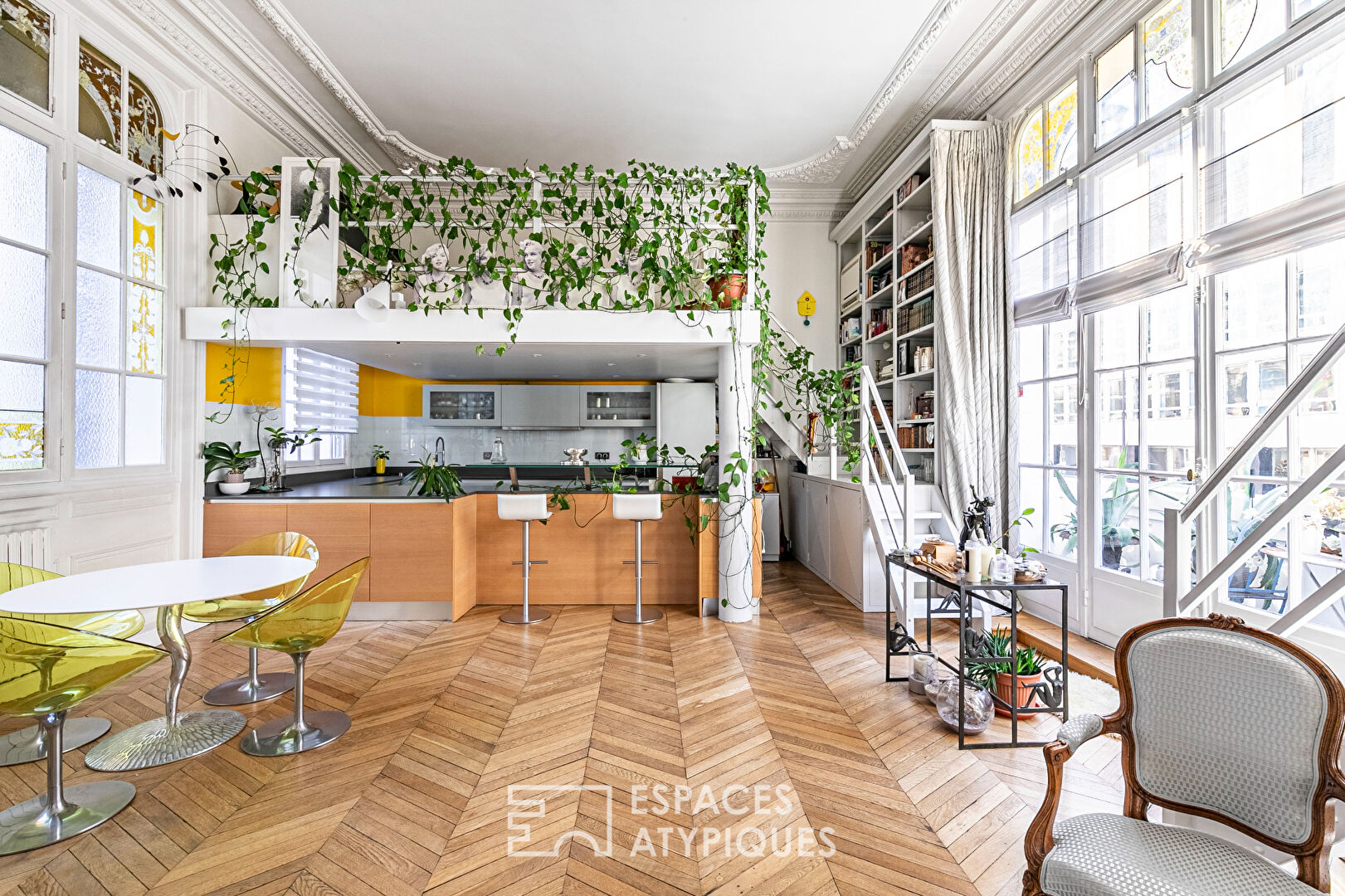 Étage noble traversant esprit loft avec balcon – Place Loulou Gasté