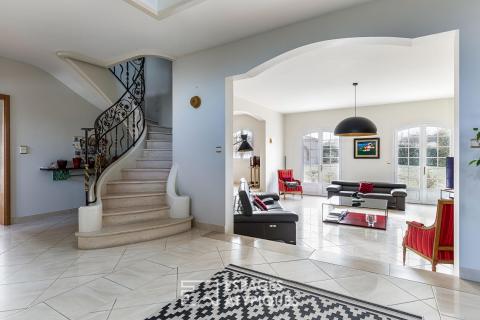 Architect-designed house and swimming pool in Préserville