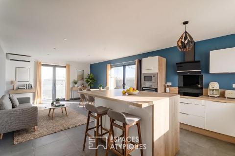 Maison contemporaine récente avec terrasse et jardin