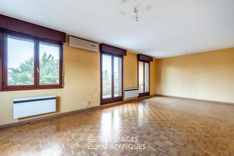 Apartment to renovate in the city center with terraces and a double garage