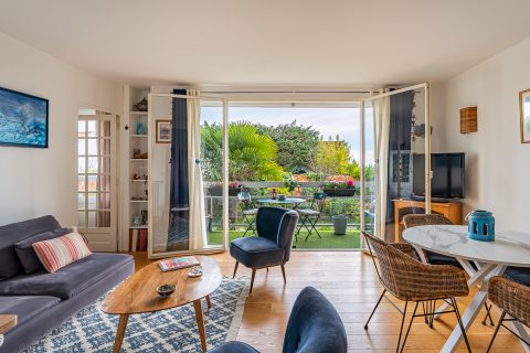 Lumineux premier étage avec balcon sur espace vert