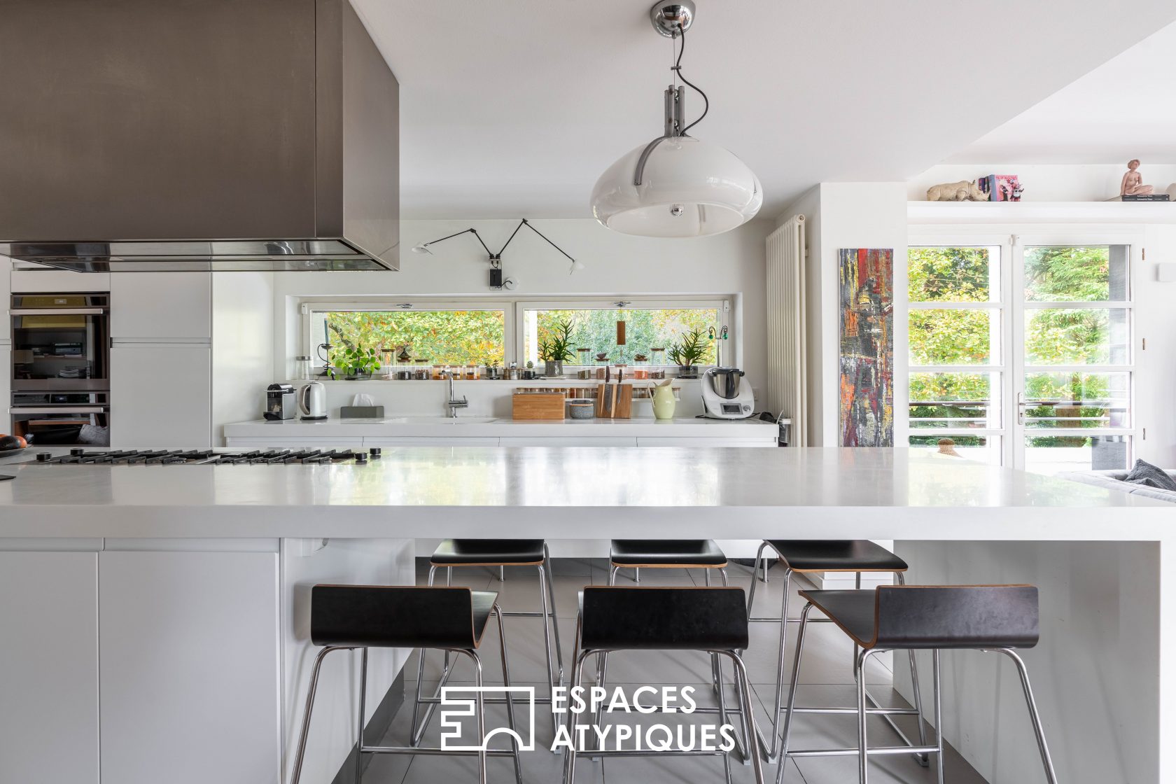 Exceptional architect-designed house with swimming pool