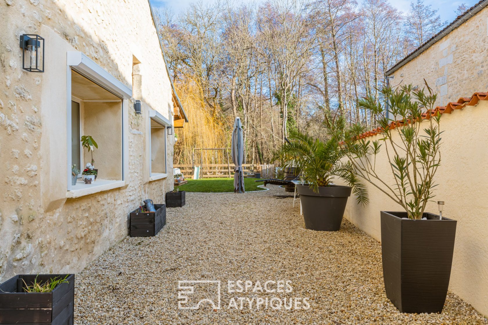 Ancien chai réhabilité alliant volumes et caractère