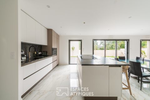 Élégante maison contemporaine aux volumes lumineux et jardin intimiste