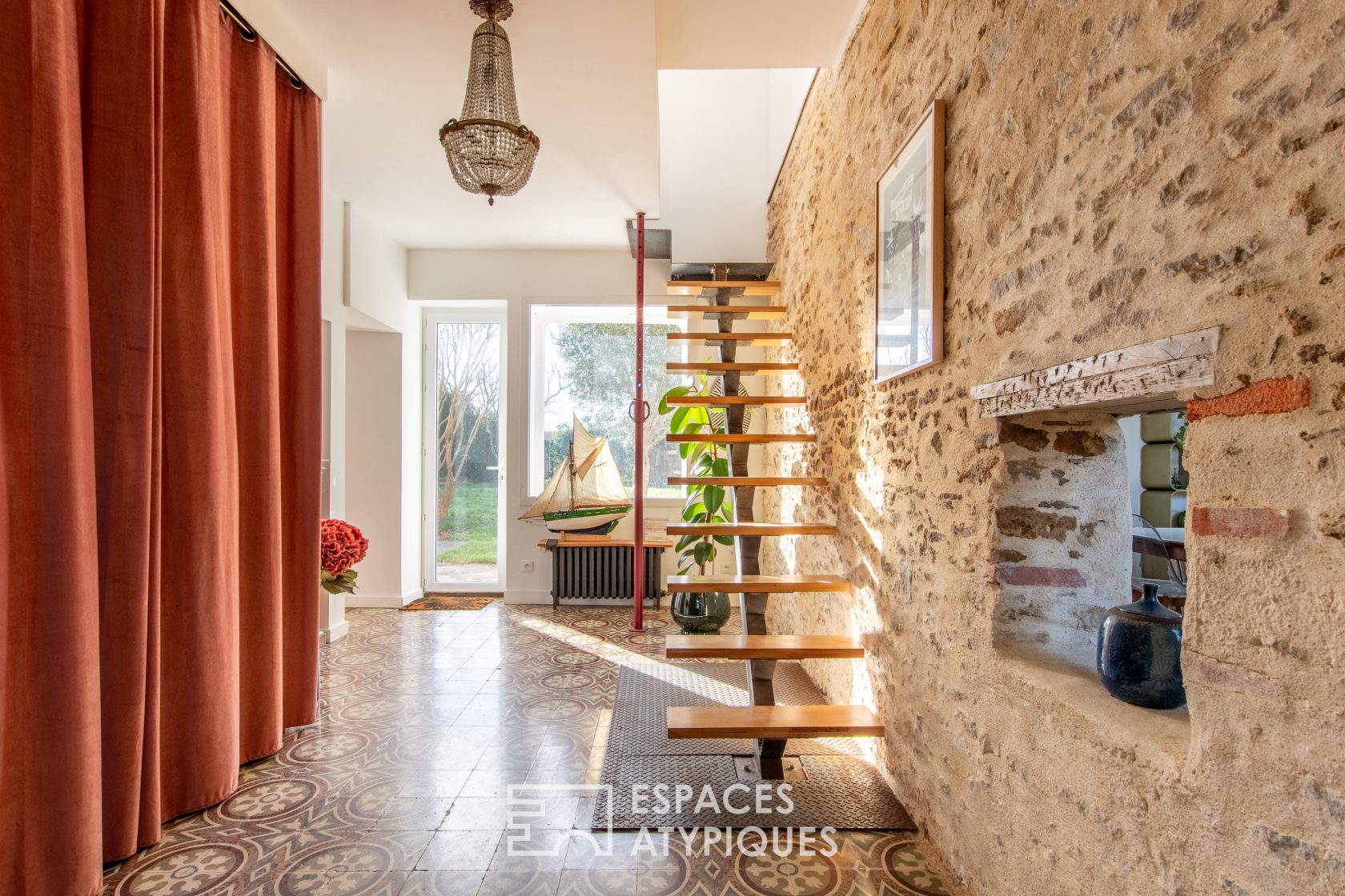 Demeure bourgeoise lumineuse avec jardin et charme historique