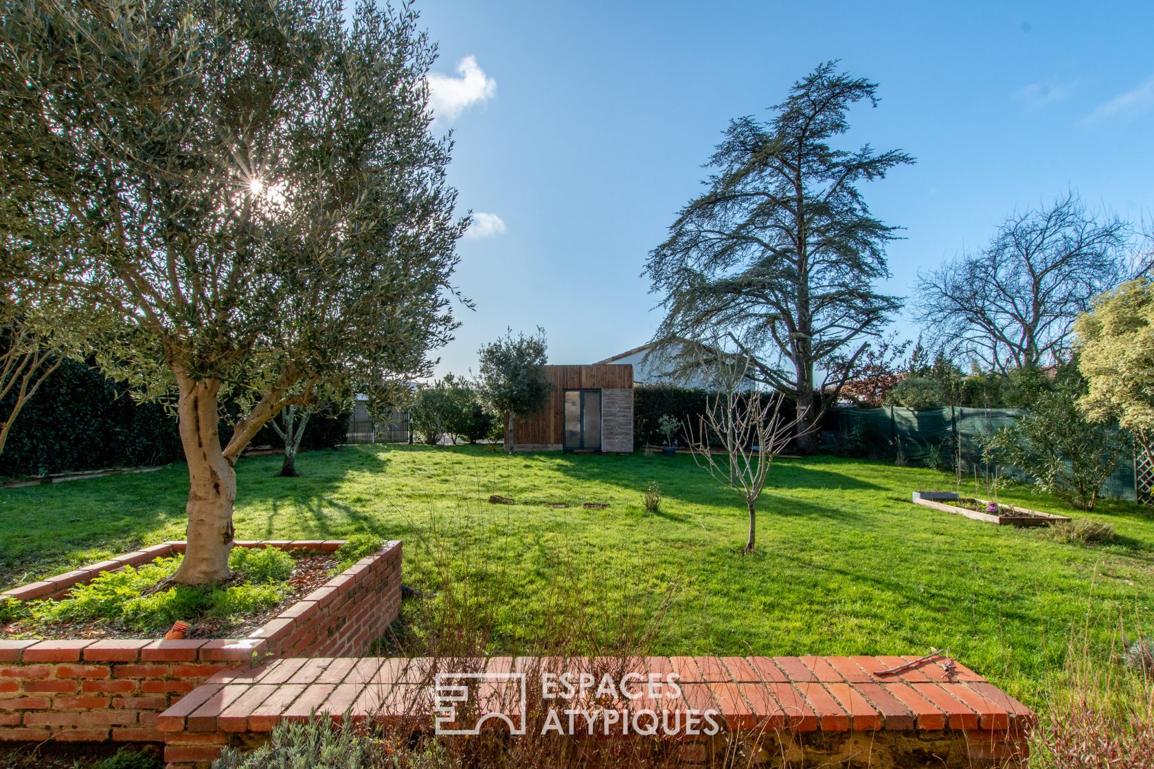 Demeure bourgeoise lumineuse avec jardin et charme historique