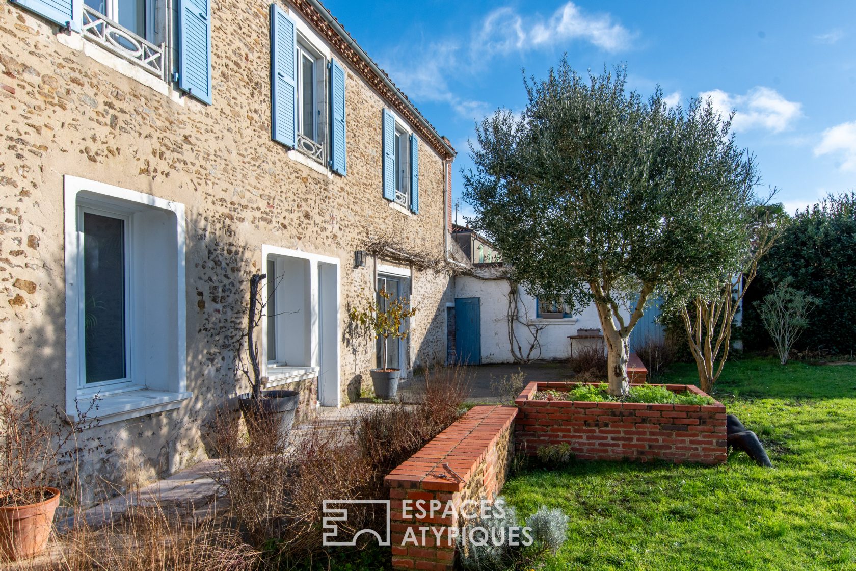 Demeure bourgeoise lumineuse avec jardin et charme historique