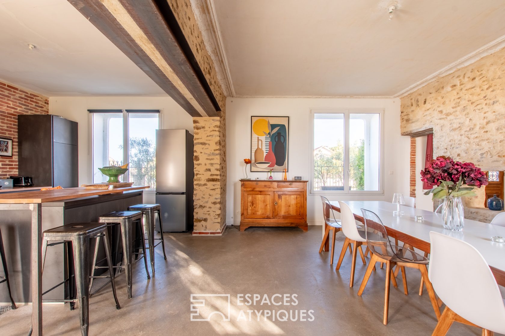 Demeure bourgeoise lumineuse avec jardin et charme historique