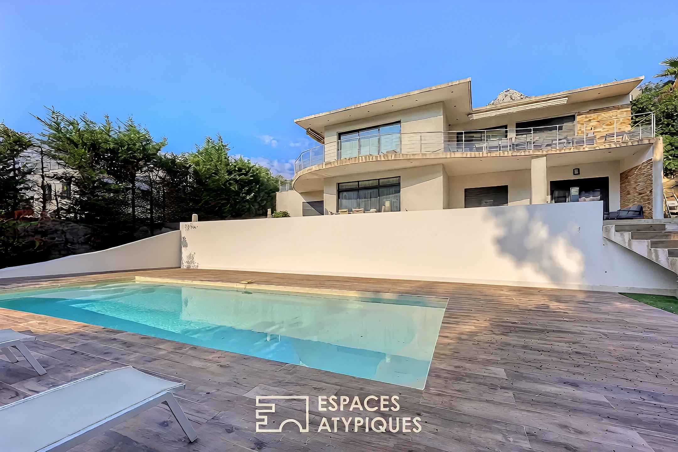 Villa d’architecte dans un cadre nature avec piscine