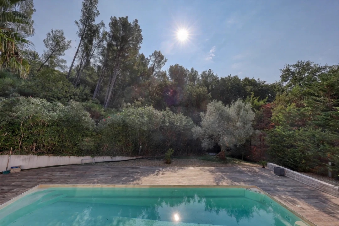 Villa d&rsquo;architecte dans un cadre nature avec piscine