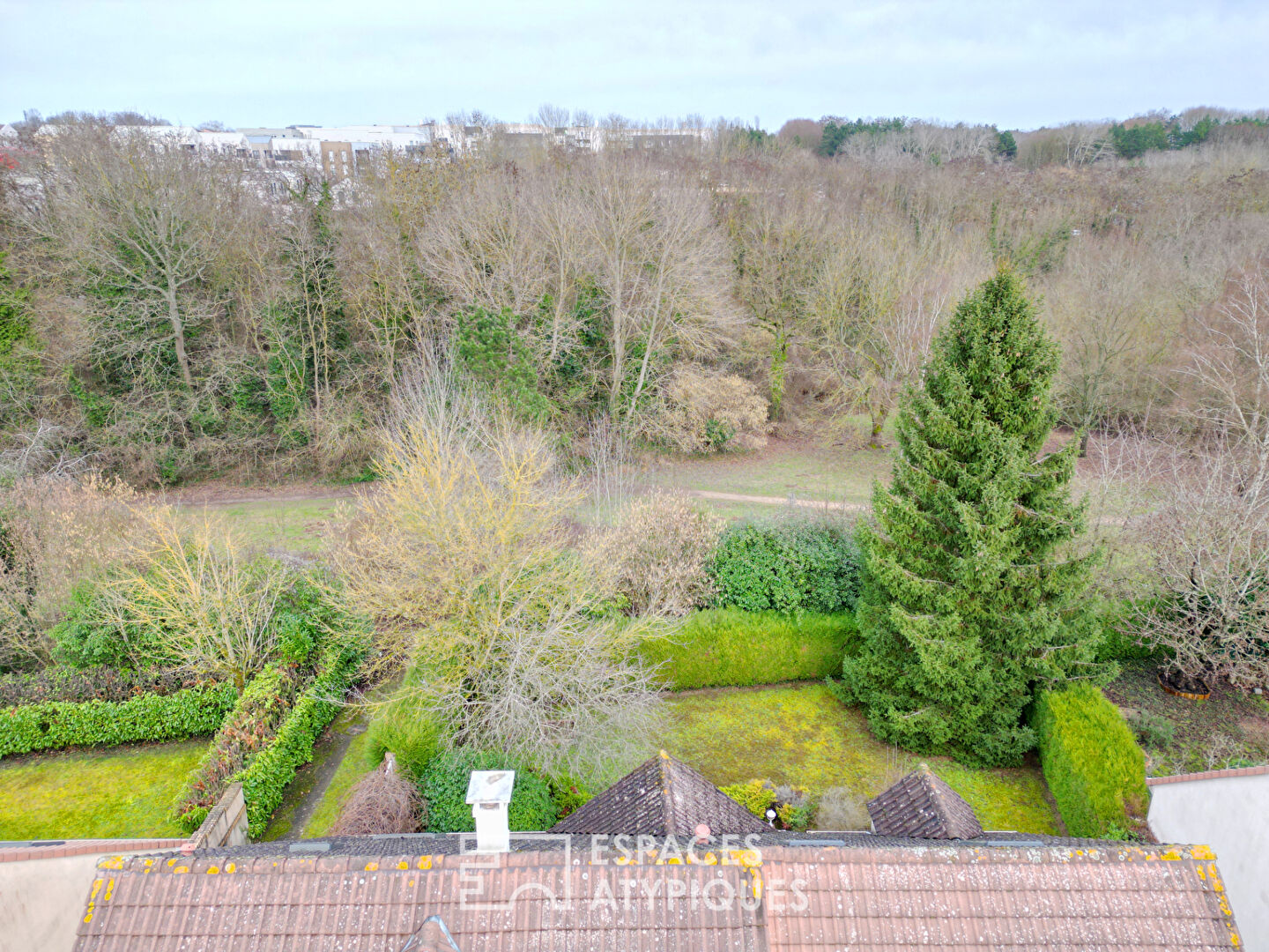 Volumes cathédrale et échappée verte : une signature architecturale à Cergy les Essarts