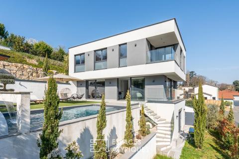 Maison contemporaine d&rsquo;architecte avec vue panoramique et piscine
