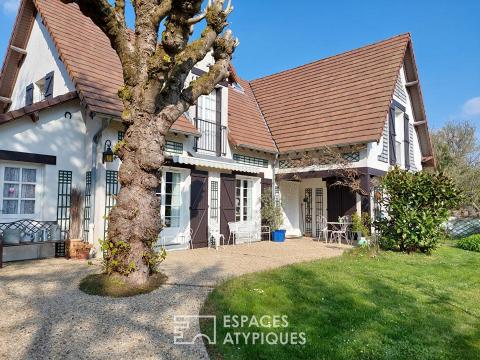 Maison en pierre et sa dépendance sur un parc arboré
