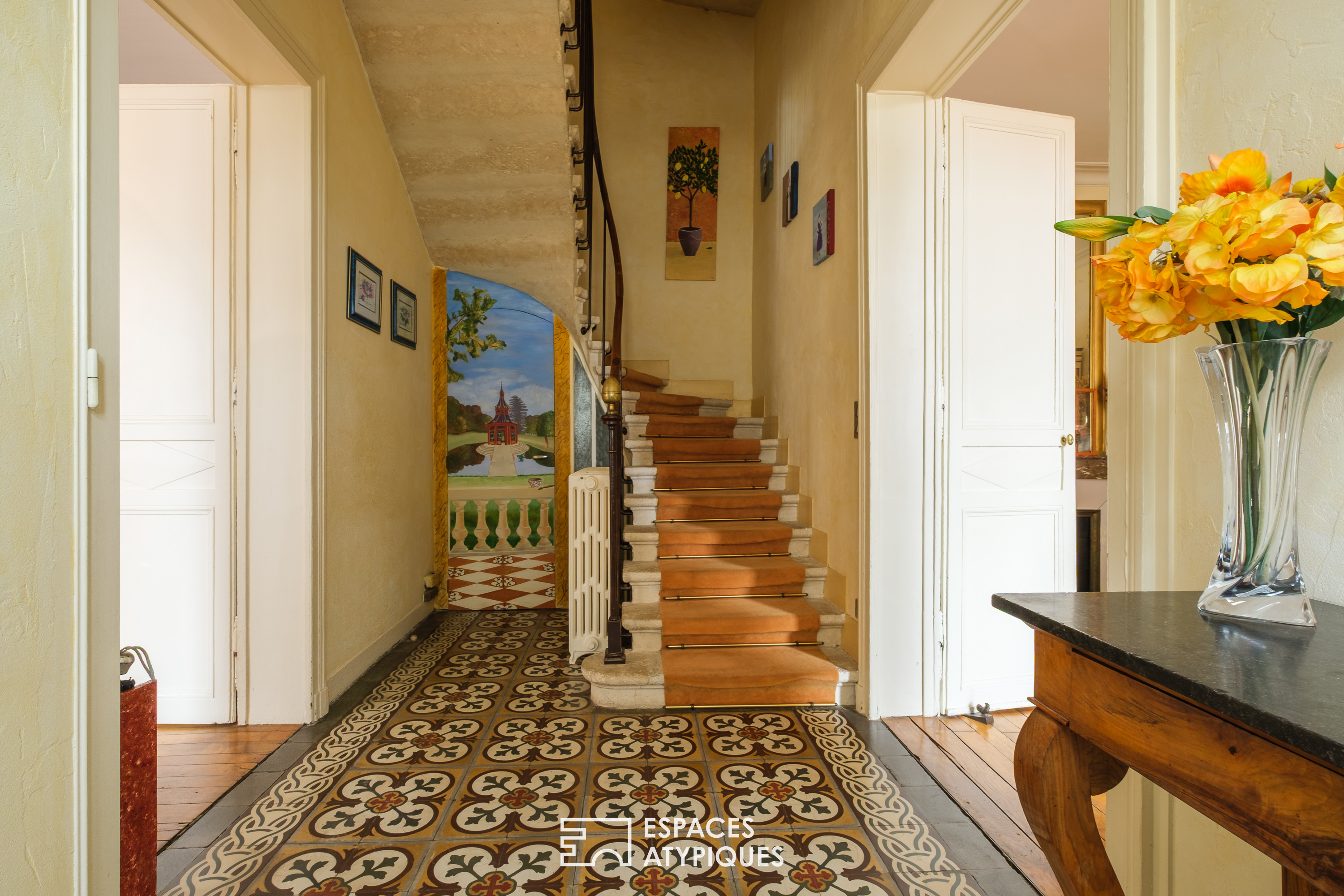 Elégance bourgeoise en hyper centre : maison familiale avec jardin et garage