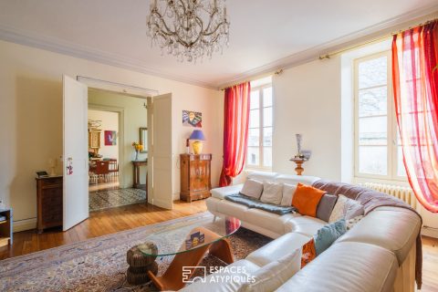 Elégance bourgeoise en hyper centre : maison familiale avec jardin et garage