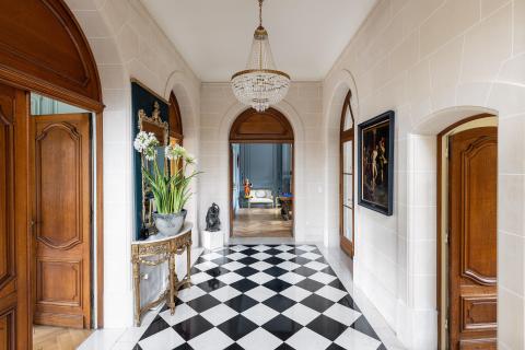 Manor house and its outbuildings in the heart of the village