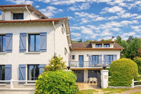 demeure familiale avec panorama d&rsquo;exception, jardin et piscine