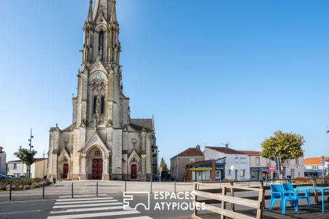 Maison en impasse avec jardin intime et piscine couverte, au coeur du bourg.