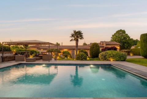 Ancien cuvage de 1850 à la rénovation contemporaine avec dépendances et piscine