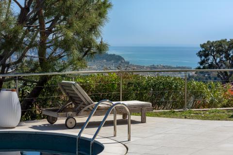 Elegance suspended between sea and hills in Nice.