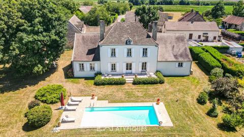 Charming Bourgeois House with Park near Chalon-sur-Saône