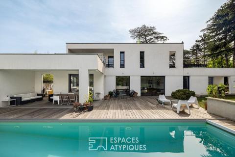 Contemporary house with swimming pool in Irigny