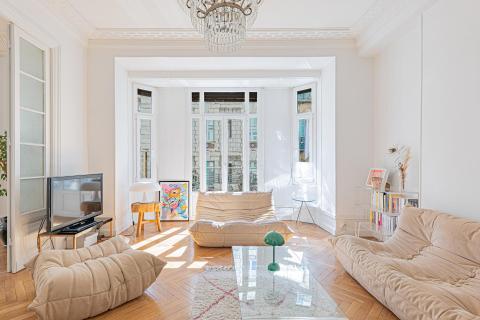 Carré d’Or: period elegance and spacious reception rooms define this characterful 4-room apartment