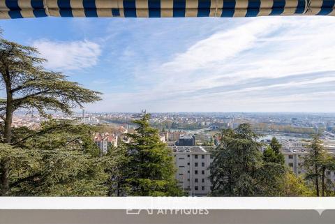 Appartement rénové avec terrasse et vue sur Lyon et la chaîne des Alpes
