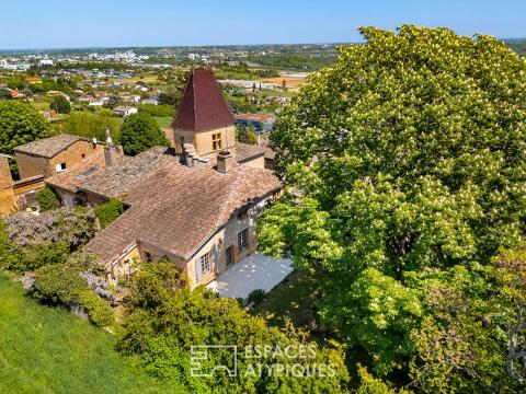 Maison en pierres dorées du XVIIème siècle dans un château avec vue Mont-Blanc