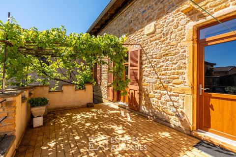 Maison en pierres dorées à rafraîchir avec jardin et cave voûtée