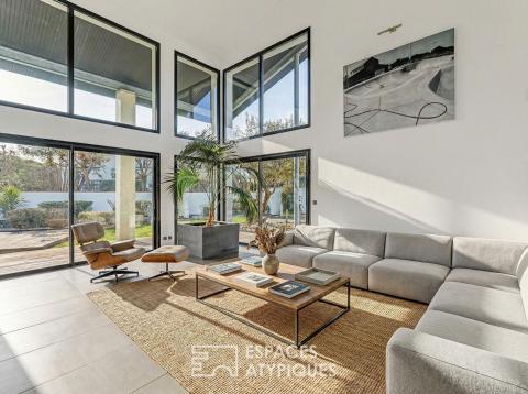 Contemporaine avec bureaux indépendants et piscine chauffée proche de Blagnac