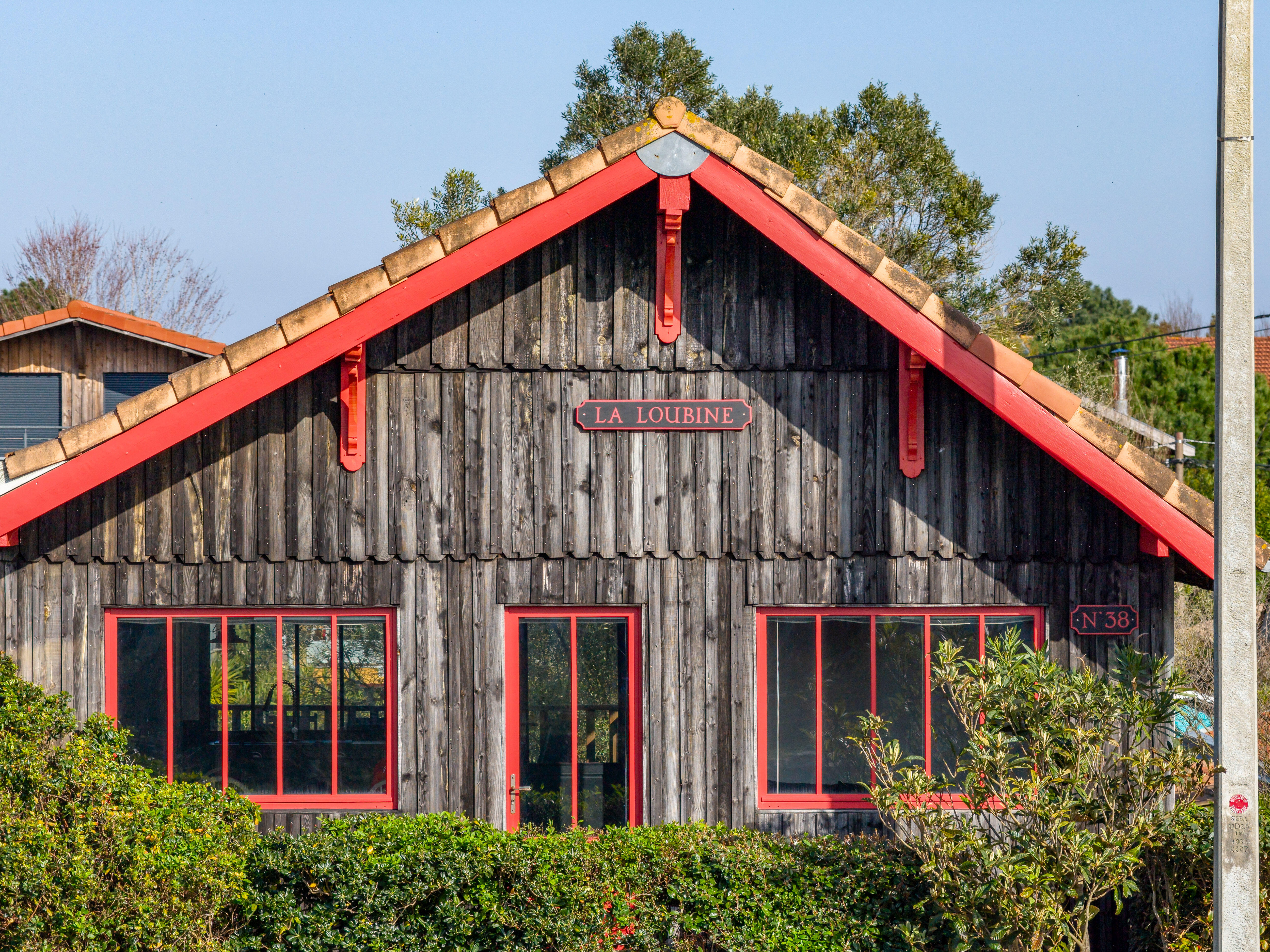 Wooden house on the waterfront in the Port with a view of Canelot