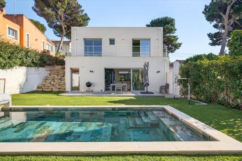 Maison d&rsquo;architecte contemporaine  avec piscine et patio
