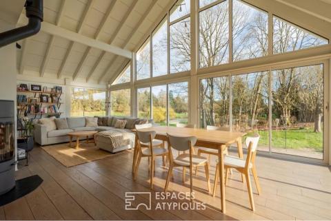 Maison de charme avec extension contemporaine surplombant le golf