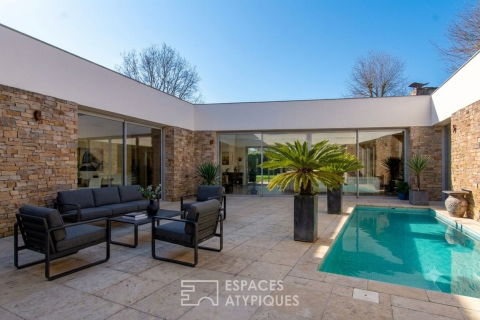 Bright architect-designed house with swimming pool in the heart of the city