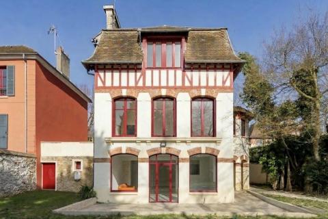 La maison à colombages avec dépendance